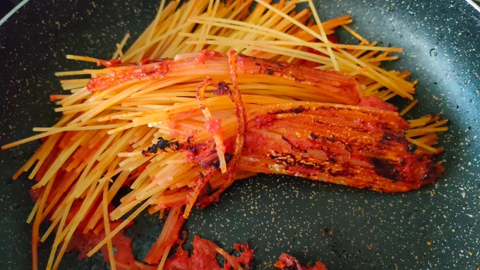 最近イタリアで流行っていると噂のおこげパスタ作ってみたら、めちゃくちゃ美味くて作りまくってる💯 