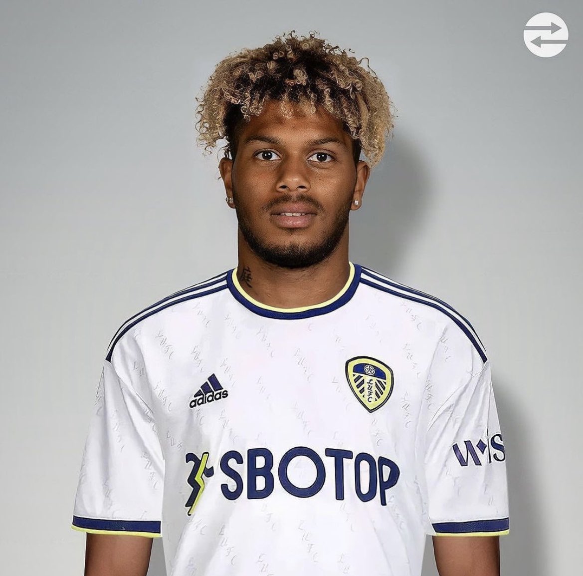 LUFC_SCULPT's tweet image. 💛💙 Welcome to Gods country and the Church Georginio Rutter looking good lad #LUFC #mot #GeorginioRutter