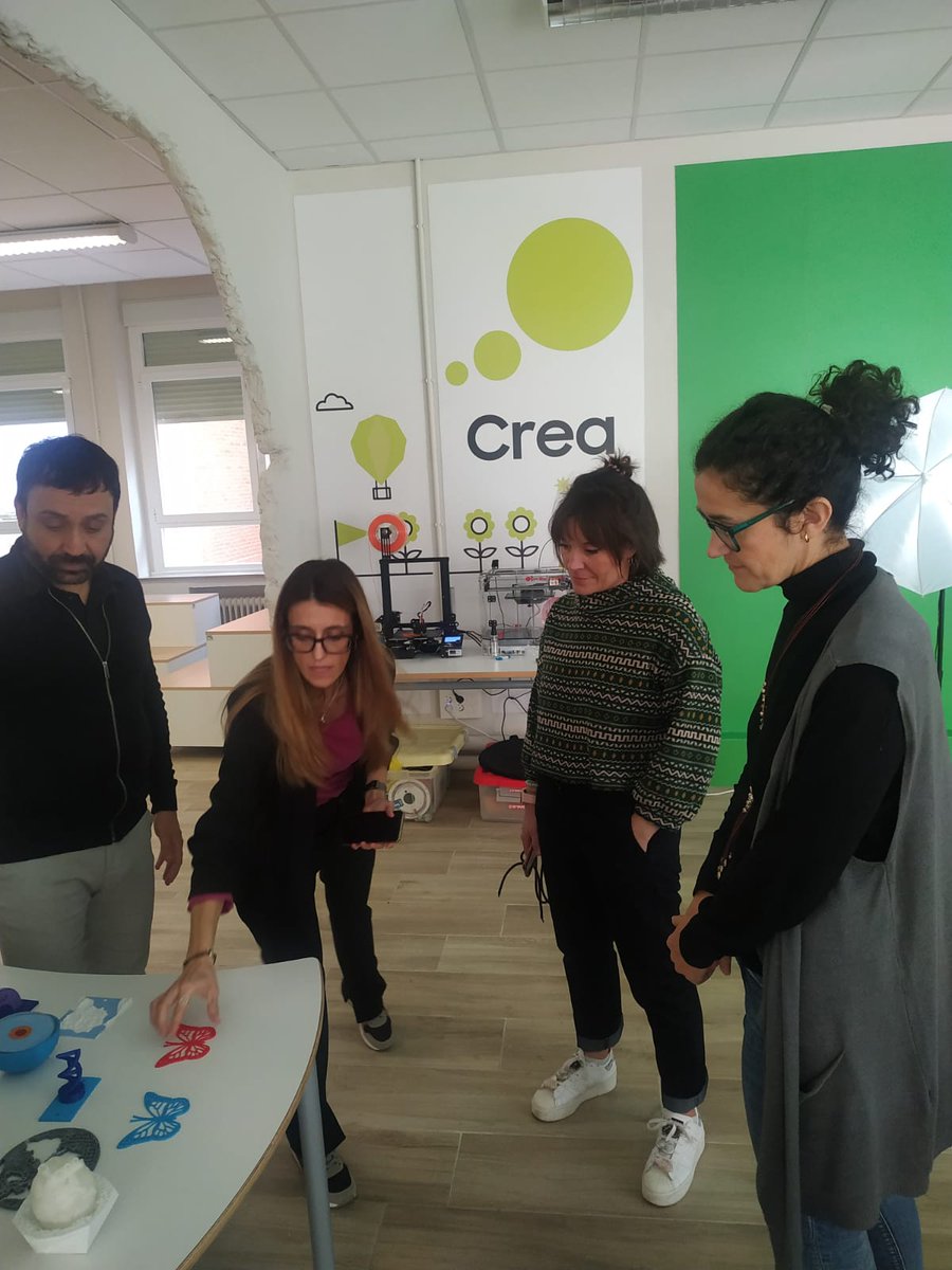 cfievalladolid's tweet photo. Enseñamos #AdF a la directora de @Virt_UVa y a la vicerrectora de Innovación Docente y Transformación Digital
✔️ Diseño de espacios
✔️Gestión del alumnado
✔️ Combinación de metodologías 
✔️Situación de aprendizaje  interdisciplinar #TIC 5ºP 
➕➕posibilidades 
@educaINTEF #FLC_es https://t.co/7rURwUmZWW
