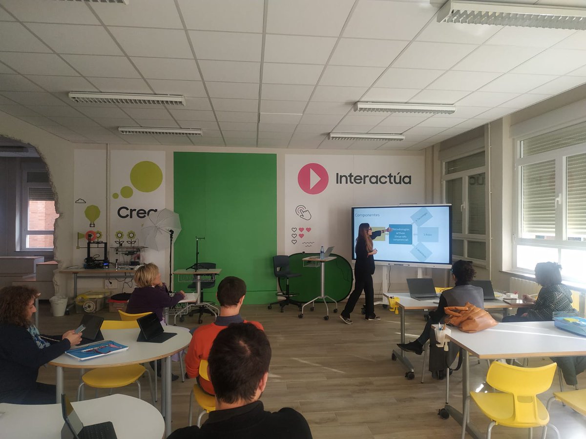 cfievalladolid's tweet photo. Enseñamos #AdF a la directora de @Virt_UVa y a la vicerrectora de Innovación Docente y Transformación Digital
✔️ Diseño de espacios
✔️Gestión del alumnado
✔️ Combinación de metodologías 
✔️Situación de aprendizaje  interdisciplinar #TIC 5ºP 
➕➕posibilidades 
@educaINTEF #FLC_es https://t.co/7rURwUmZWW