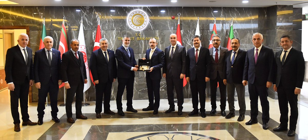 tohob's tweet photo. Yönetim Kurulumuz, @ticaret Bakanı Sn @mehmedmus'u ziyaret ettiler. ESK Genel Md. Sn Necmettin ERKAN'ın da bulunduğu ziyarette, sektörümüzün çözüm bekleyen iki önemli sorunu ve çözüm önerileri değerlendirildi. 
İlgi ve kabulleri için Sn Bakanımıza camiamız adına teşekkür ederiz. https://t.co/aI6AuiWb4u