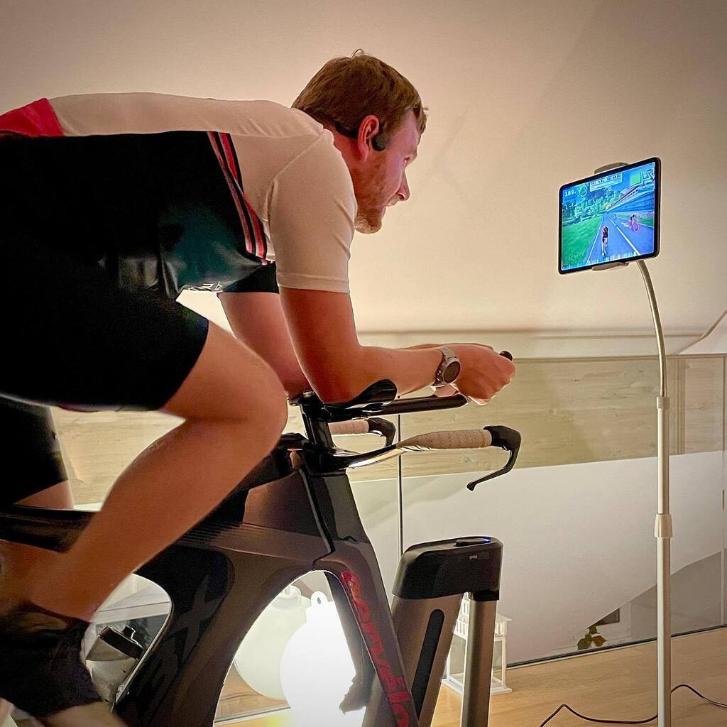 TriNakan's tweet photo. Se remettre en route et se préparer pour 2023. Ca commence sur Wattopia!
.
.
.
#kickr #wahoo #wahooligan #zwift #hometrainer #trainer #cycling #indoorcycling #velo #indoorcycling #corosapex2pro #shokz #nakanch https://t.co/tb74B78fXG https://t.co/cbliTIm6OD