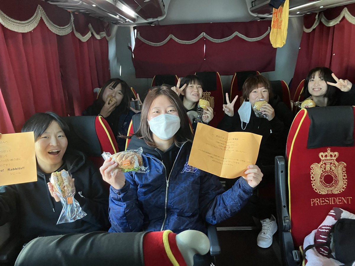 nabb_rabbits's tweet photo. 【チーム情報】
明日より試合が行われる由利本荘市へ移動し、練習を行いました。
🚌 バス運行は #株式会社なごみ 様
🥐 移動時の補食を #シエール 様（@chere_de_nst ）
にお世話になっております！
いつもありがとうございます！
今節も #新潟アルビレックスBBラビッツにエールを お願いします🐰 https://t.co/T3kgBtx1yG