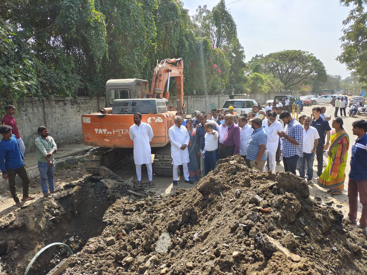 thekjgeorge's tweet photo. Today I inspected the white-topping project and construction of Multi-specialty hospital at #HBRLayout. 
Local residents, leaders and officials participated in the inspection. #SarvagnaNagarConstituency https://t.co/NzXSpUNC29