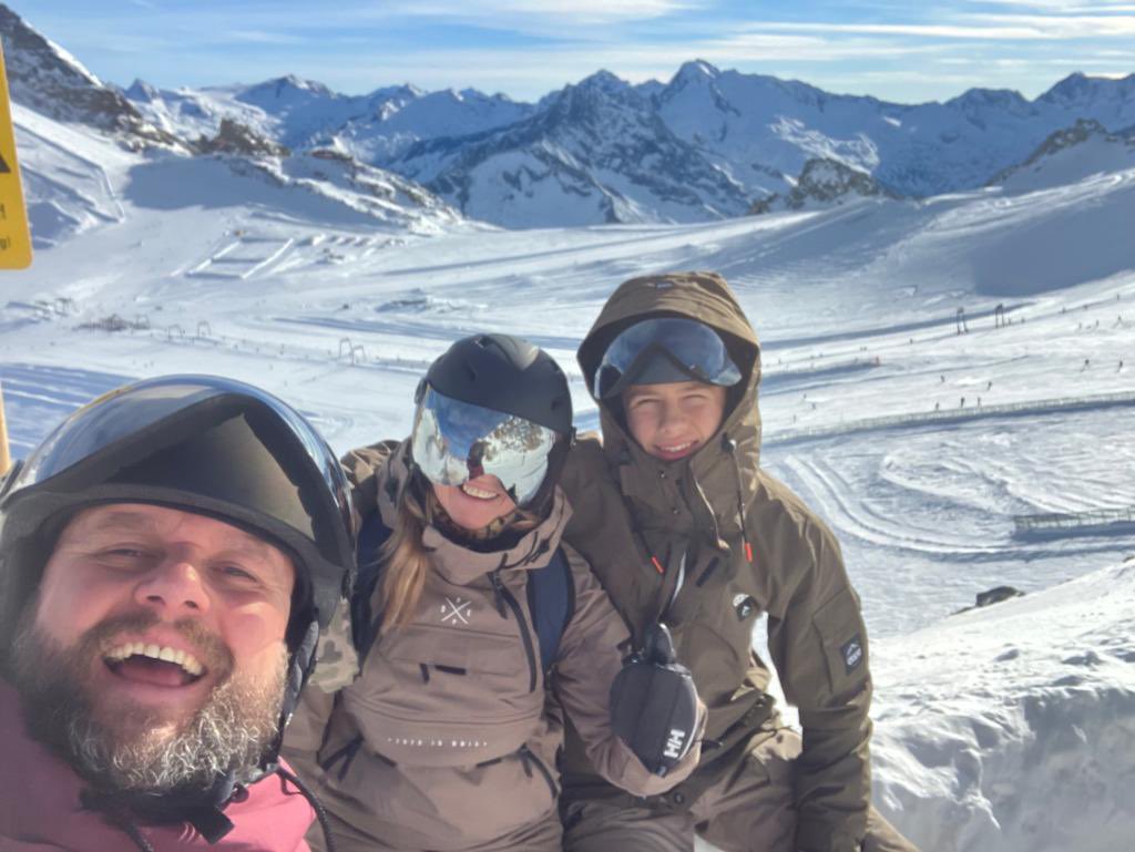 ceriannemered's tweet image. Got to be one of THE most beautiful places I’ve ever seen! #hintertuxglacier #austria #tyroleanmountians @jamiemeredith35 ⛷️🏂