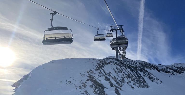 ceriannemered's tweet image. Got to be one of THE most beautiful places I’ve ever seen! #hintertuxglacier #austria #tyroleanmountians @jamiemeredith35 ⛷️🏂