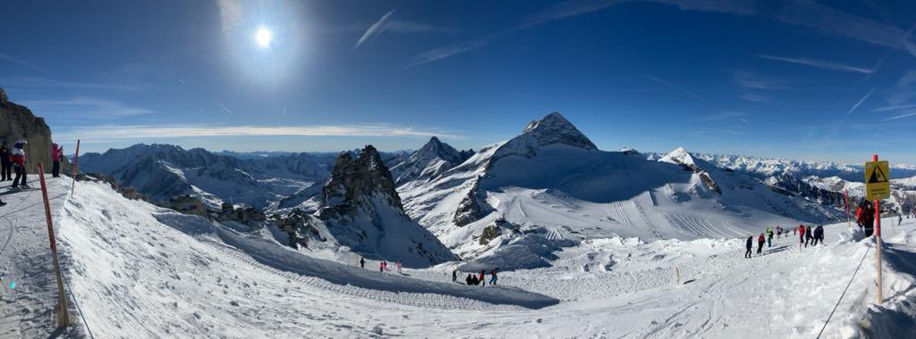 ceriannemered's tweet image. Got to be one of THE most beautiful places I’ve ever seen! #hintertuxglacier #austria #tyroleanmountians @jamiemeredith35 ⛷️🏂