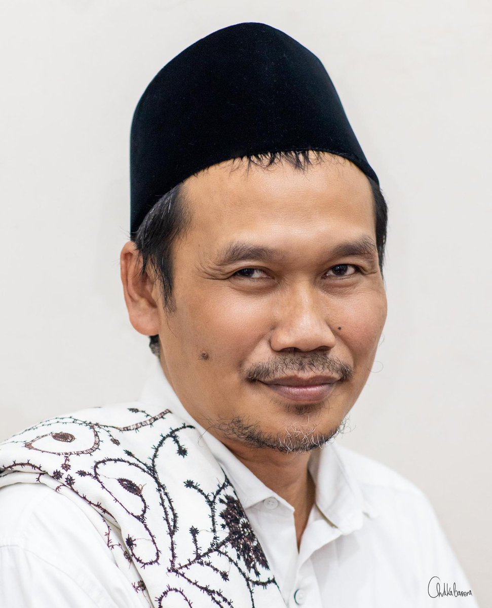 gusbahadaily's tweet photo. Gus Baha
mengijazahkan amalan, agar rezeki kita lancar dan tidak menjadi fakir maka ketika masuk rumah, khususnya rumah kita sendiri, yang dimungkinkan tidak ada orang yang menjawabnya, maka kita membaca salam untuk diri kita sendiri dengan membaca: https://t.co/GtWq8RBzBm