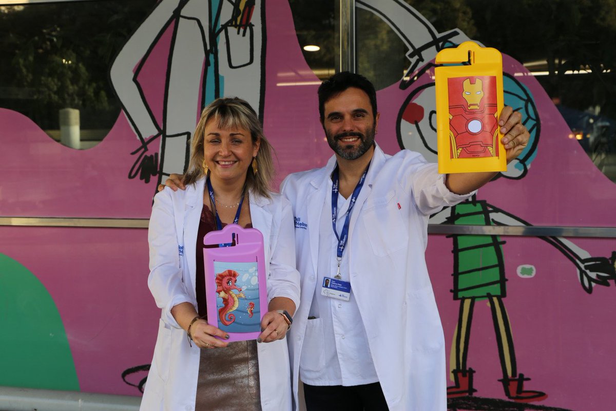 Vall d'Hebron (@vallhebron) on Twitter photo 🦸♀️ Coneixes les Superbox? Són les caixes animades per cobrir quimioteràpies dels infants, ideades a #VallHebron per <a href="/EuniceBlaVa/">Eunice BlancoVázquez</a>, coordinadora de Treball Social, i Dr. <a href="/Pablo_Velasco_P/">Pablo Velasco</a>, pediatra, que ara s'exporten a més centres.
Descobreix la història 👇
vhc.cat/El-viatge-de-l… 🦸♀️ Coneixes les Superbox? Són les caixes animades per cobrir quimioteràpies dels infants, ideades a #VallHebron per <a href="/EuniceBlaVa/">Eunice BlancoVázquez</a>, coordinadora de Treball Social, i Dr. <a href="/Pablo_Velasco_P/">Pablo Velasco</a>, pediatra, que ara s'exporten a més centres.
Descobreix la història 👇
vhc.cat/El-viatge-de-l…