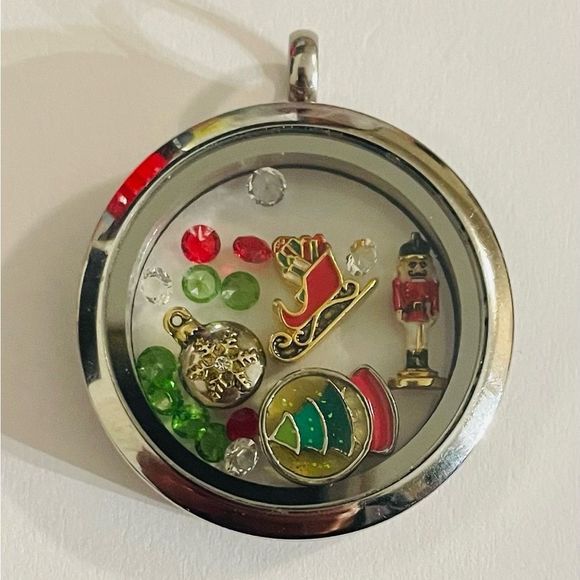 bigmg41's tweet photo. So good I had to share! Check out all the items I'm loving on @Poshmarkapp #poshmark #fashion #style #shopmycloset #origamiowl: https://t.co/coGI7y2Jn4 https://t.co/xUUZuyIyG3