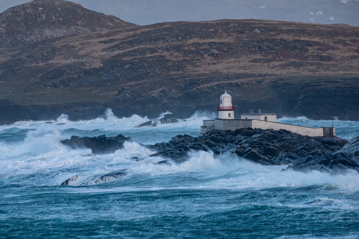 patsylynch's tweet photo. Valentia Lighthouse buffeted by the storm waves @wildatlanticway @WAWHour @WeatherRTE @discoverirl @CarlowWeather @todayInIreland @SkelligSix18 @ExperienceKerry https://t.co/K3xf15PzKP
