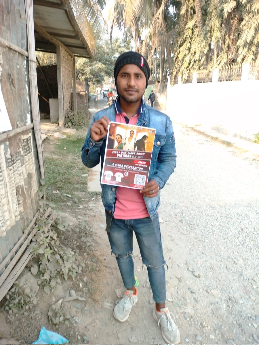 inji_haq_786's tweet photo. 3rd no #Pathaan ground level promotion #PathaanFirstDayFirstShow 
From Rangia, Assam
@JoySRKian_2 @TeamSRKWarriors 
@CreationRuk  @_iam_asif 
Promotional Viedo raat tak aa jayega
#Batche burhe aur jawan sab dekhnege pathaan 
Jai hind 🇮🇳🇮🇳❣️❣️ https://t.co/YWcjAyyEXn