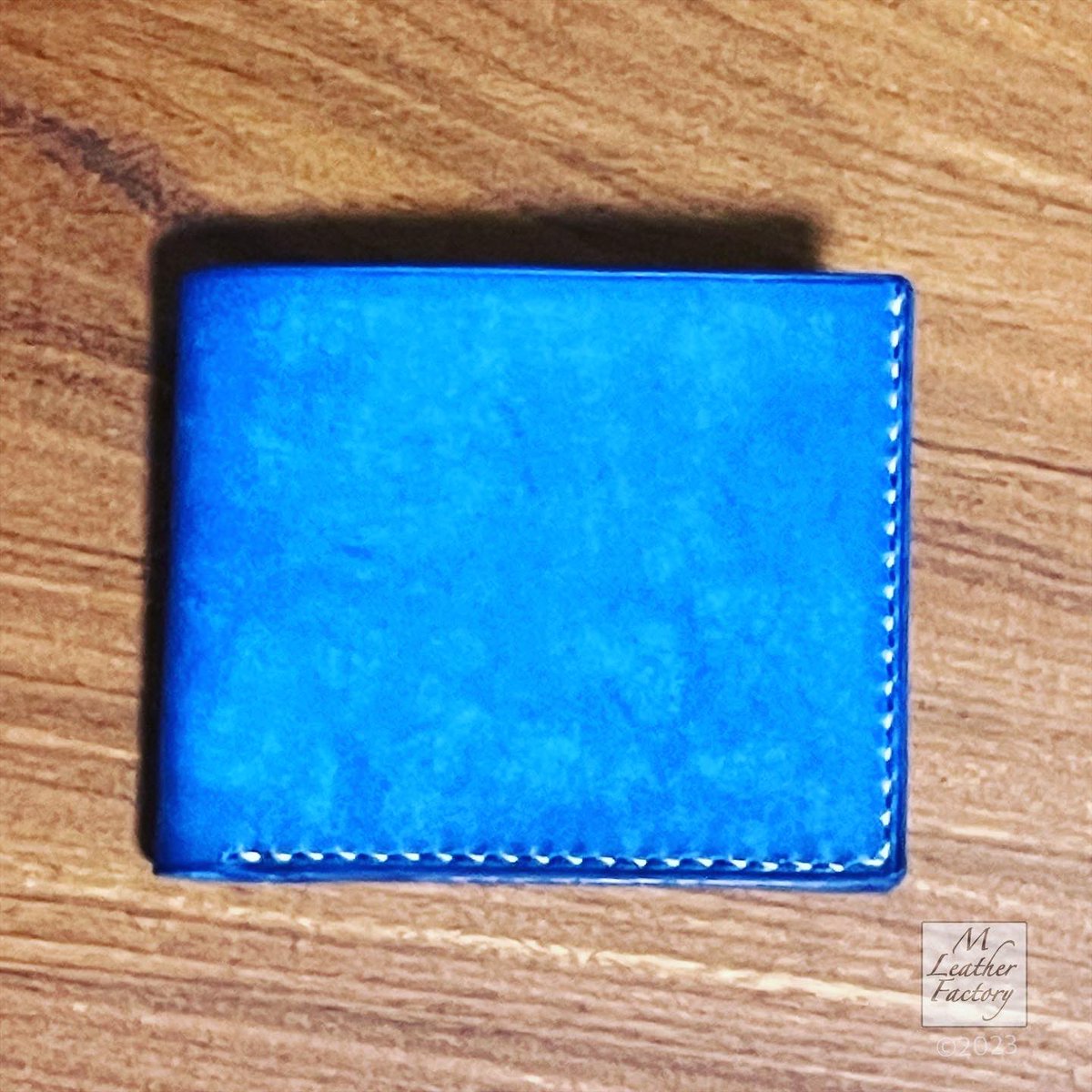 m_leather's tweet photo. 長らくお待たせしていた、オーダーの二つ折り財布完成👍
お届けまでお待ちくださいませ🎶
#maya #Covalt #青
#tempesti #テンペスティ
#レザクラ #レザークラフト
#革 #手縫い
#leathercraft #leather https://t.co/ulOhBoud9f