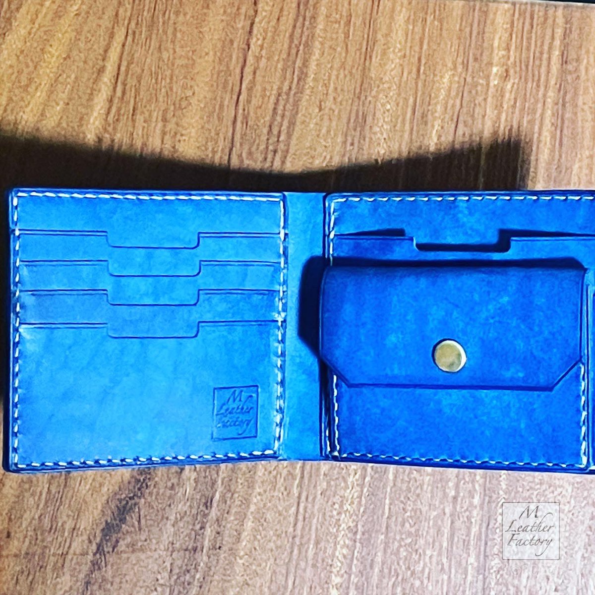 m_leather's tweet photo. 長らくお待たせしていた、オーダーの二つ折り財布完成👍
お届けまでお待ちくださいませ🎶
#maya #Covalt #青
#tempesti #テンペスティ
#レザクラ #レザークラフト
#革 #手縫い
#leathercraft #leather https://t.co/ulOhBoud9f