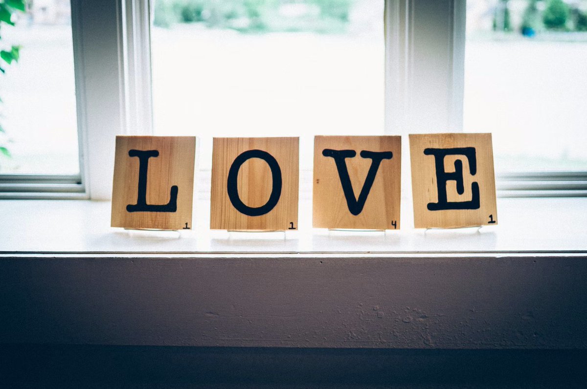 CommunityNews01's tweet photo. Happy Friday! 

Let's show some love to our local businesses today. Whether it's grabbing lunch from your favourite cafe or picking up a bouquet of flowers from the florist, every little purchase counts. Plus, you never know what hidden gems you might discover!  

#SupportLocal https://t.co/asyp5jGTJ3