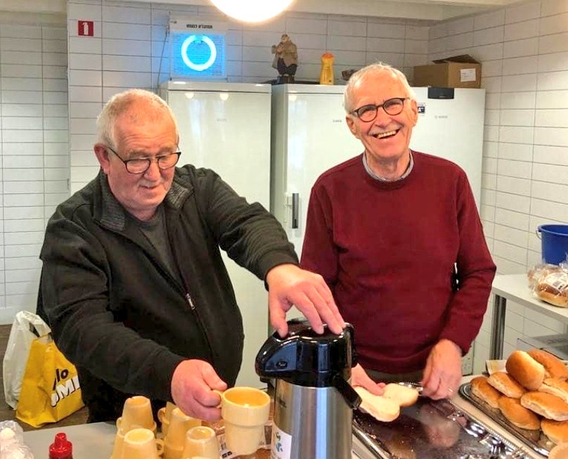 Aanstaande maandag is het #BlueMonday dan gaan onze vrijwilligers weer op pad in #Sliedrecht en zorgen voor een lichtpuntje voor mensen die het hele jaar voor ons dorp klaar staan!
