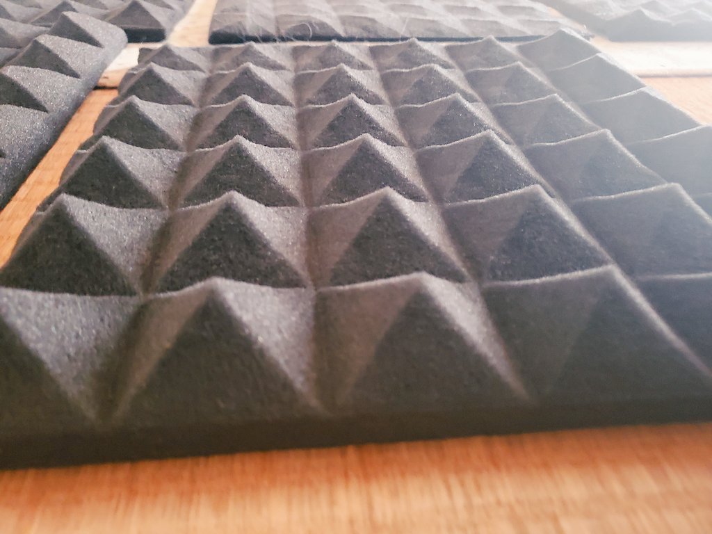 「タイムセールでお得に買えた吸音材が届いたので圧縮状態から戻し中。ペッタンコ状態か」|花田麻実子🇯🇵MAMIKO HANADAウクレレ＆サバゲー大好きVoice actor！のイラスト