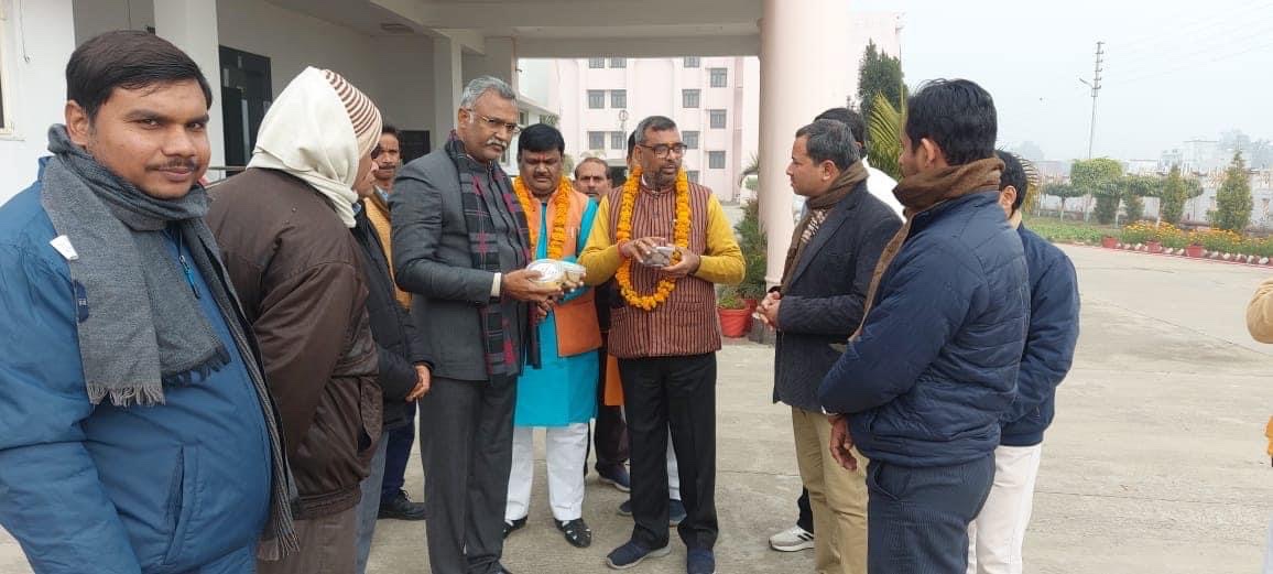 CollegeAzamgarh's tweet photo. कृषि महाविद्यालय आजमगढ़ में काशी हिन्दू विश्वविद्यालय के प्रोफेसर एवम् विश्व हिन्दू परिषद् गौ रक्षा विभाग के राष्ट्रीय अध्यक्ष प्रोफेसर गुरु प्रसाद सिंह का आगमन हुआ जहां पर गौ आधारित खेती एवम् अन्य कृषि से संबंधित शोध कार्यों पर चर्चा हुई https://t.co/sZVxA3AQgC