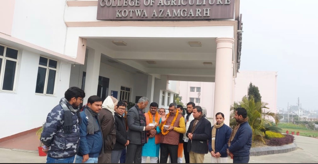 CollegeAzamgarh's tweet photo. कृषि महाविद्यालय आजमगढ़ में काशी हिन्दू विश्वविद्यालय के प्रोफेसर एवम् विश्व हिन्दू परिषद् गौ रक्षा विभाग के राष्ट्रीय अध्यक्ष प्रोफेसर गुरु प्रसाद सिंह का आगमन हुआ जहां पर गौ आधारित खेती एवम् अन्य कृषि से संबंधित शोध कार्यों पर चर्चा हुई https://t.co/sZVxA3AQgC