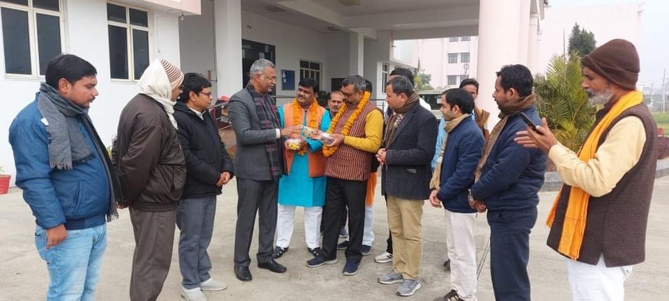 CollegeAzamgarh's tweet photo. कृषि महाविद्यालय आजमगढ़ में काशी हिन्दू विश्वविद्यालय के प्रोफेसर एवम् विश्व हिन्दू परिषद् गौ रक्षा विभाग के राष्ट्रीय अध्यक्ष प्रोफेसर गुरु प्रसाद सिंह का आगमन हुआ जहां पर गौ आधारित खेती एवम् अन्य कृषि से संबंधित शोध कार्यों पर चर्चा हुई https://t.co/sZVxA3AQgC