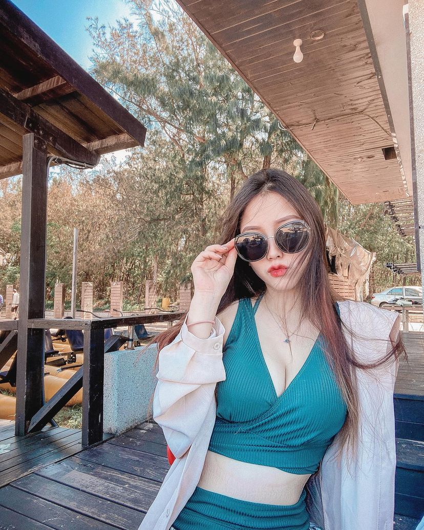 z4062296's tweet photo. 夏日炎炎 有我真甜🥰 . . 本來懷著一顆很期待的心要到海邊拍照 結果到海邊才發現我的帽子跟腳架竟然都放在飯店外面沒拿⋯整個Sad到不行😿😿熱淚盈眶⋯⋯ 已經做好曬爆準備的我瞬間沒有半點動力走到陽光下 但還是謝謝朋友們的關心安慰 讓我能繼續這不開心又美好的一天😆😆 https://t.co/sTgAvWj8VC