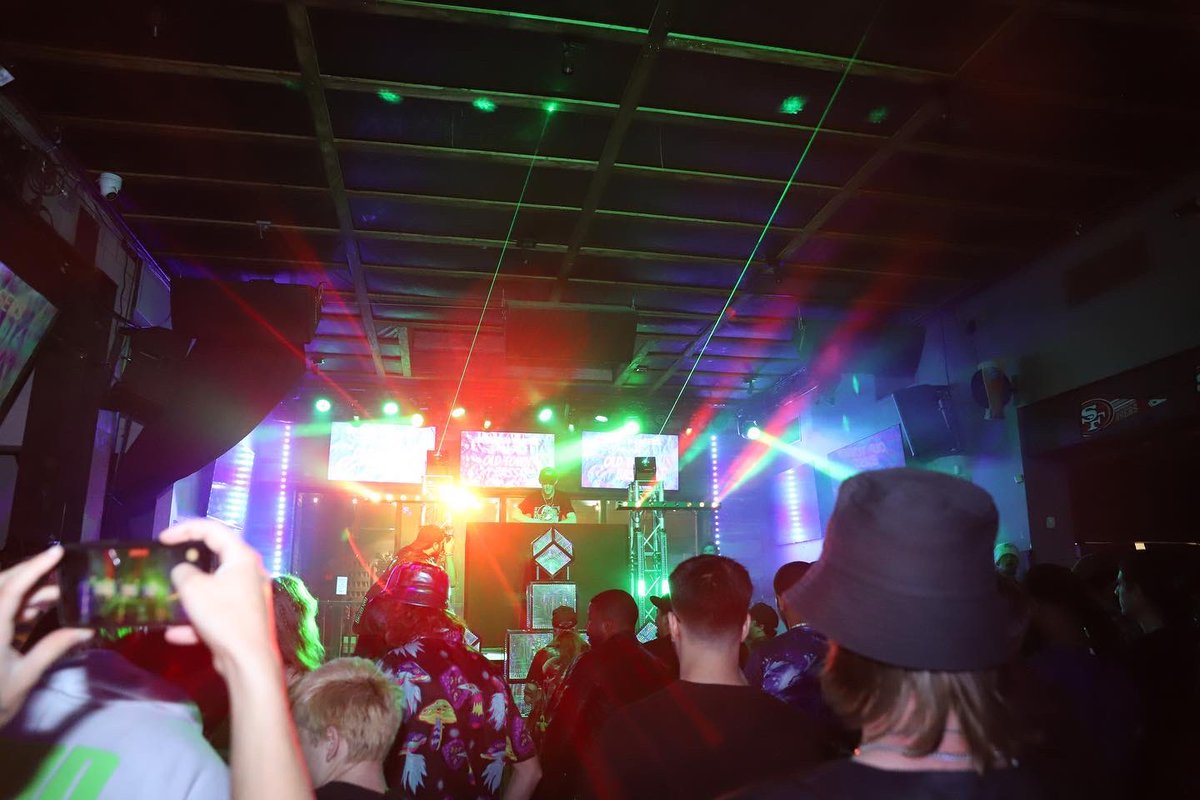 sisistardust's tweet photo. Book me for ur events 🖤🔥

Catch us at Wasted Grain Scottsdale every Wednesday night for Old Town Bass

#azphotographer #azravefam https://t.co/8xdzfwwlAa