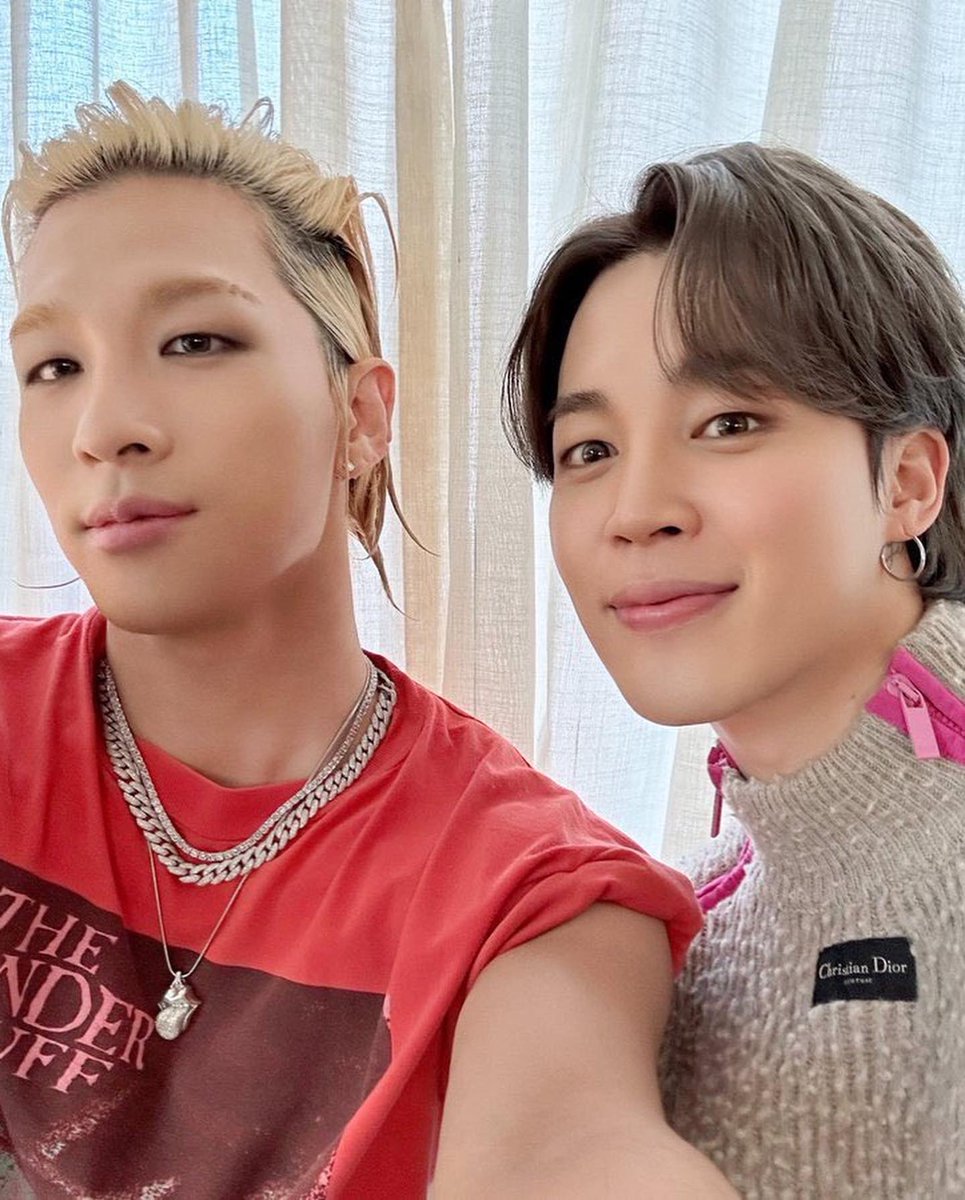 bigbangsanti's tweet photo. another iconic duo had to do it on the same day to continue the legacy!!! respect 😇#TAEYANG #TAEYANGVIBE https://t.co/NFUWLVmxoJ