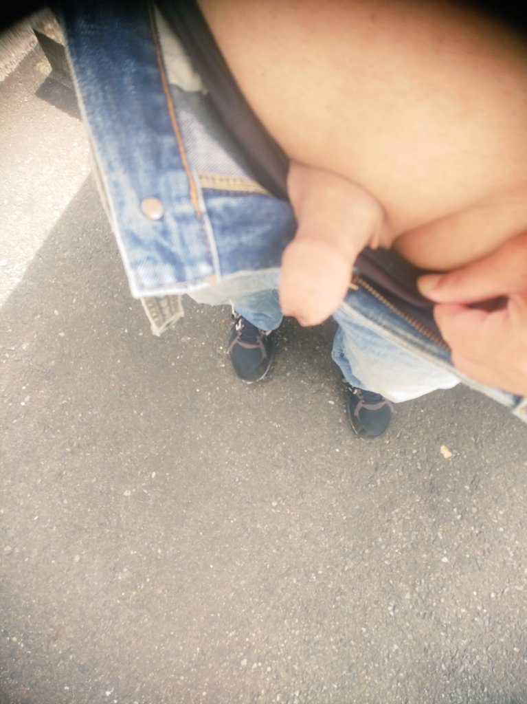 every99's tweet photo. 買い物の途中にちょっと露出。寒くてヤバいけど

＃短小包茎
＃パイちん
＃パイパン
＃露出 https://t.co/2ptShJD90J