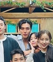 i_soe_ssi's tweet photo. sejun be putting soe on a chokehold /jk he be pulling her tightly accckkk i'm screaming they're so close 😩💓 https://t.co/GsTB4qU54A