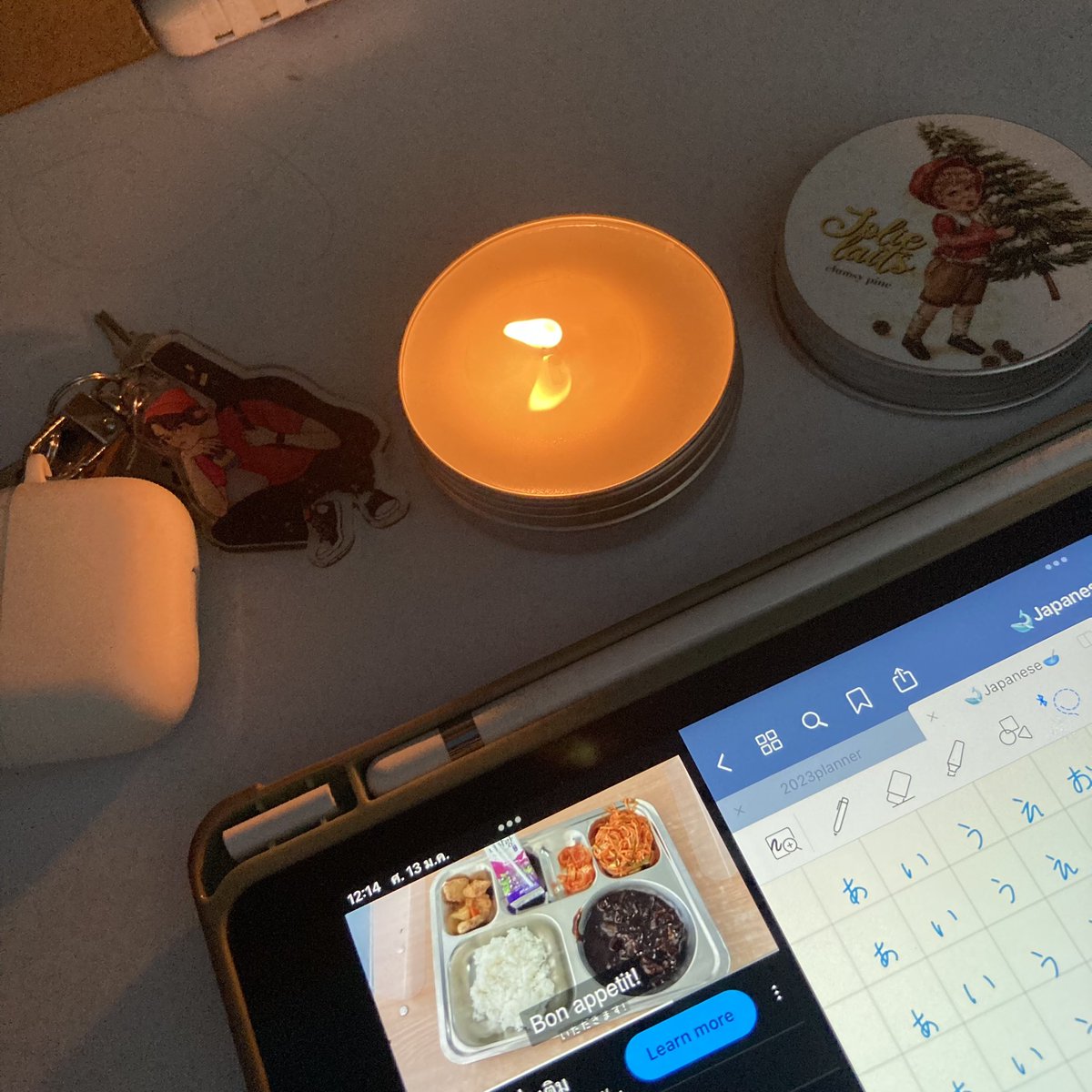 🕯️— #joliepoetry

ยังคงเป็นกลิ่นที่หอมมากๆสำหรับเราเสมอ จุดเวลาอ่านหนังสือใดๆคือสบายมาก ผ่อนคลายสุดๆ แม่ค้าน่ารักมากๆ🤍🎞️