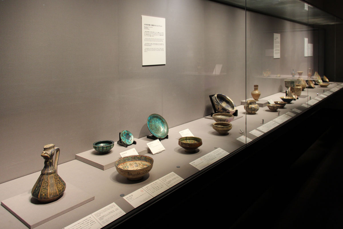 白釉をかけた素地に黒で輪郭をとり、赤、青、ターコイズ色などで人物文