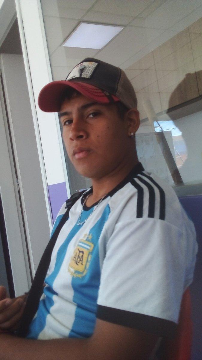 estos pendejos no se duermen más, los estoy mirando así: