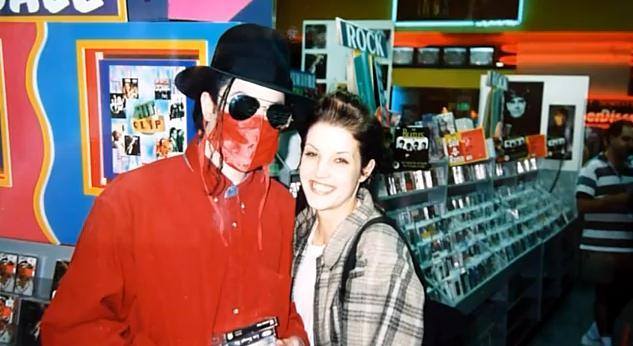 DeVerdadera1's tweet photo. 😢💔 I’m truly heartbroken over the sudden and tragic loss of Lisa Marie Presley. 💔😢⁣⁣
⁣⁣
One of the most memorable and wonderful experiences of my life was fortuitously running into Lisa Marie and Michael Jackson when they were totally alone...

1/4 https://t.co/v9pQbOHN6y