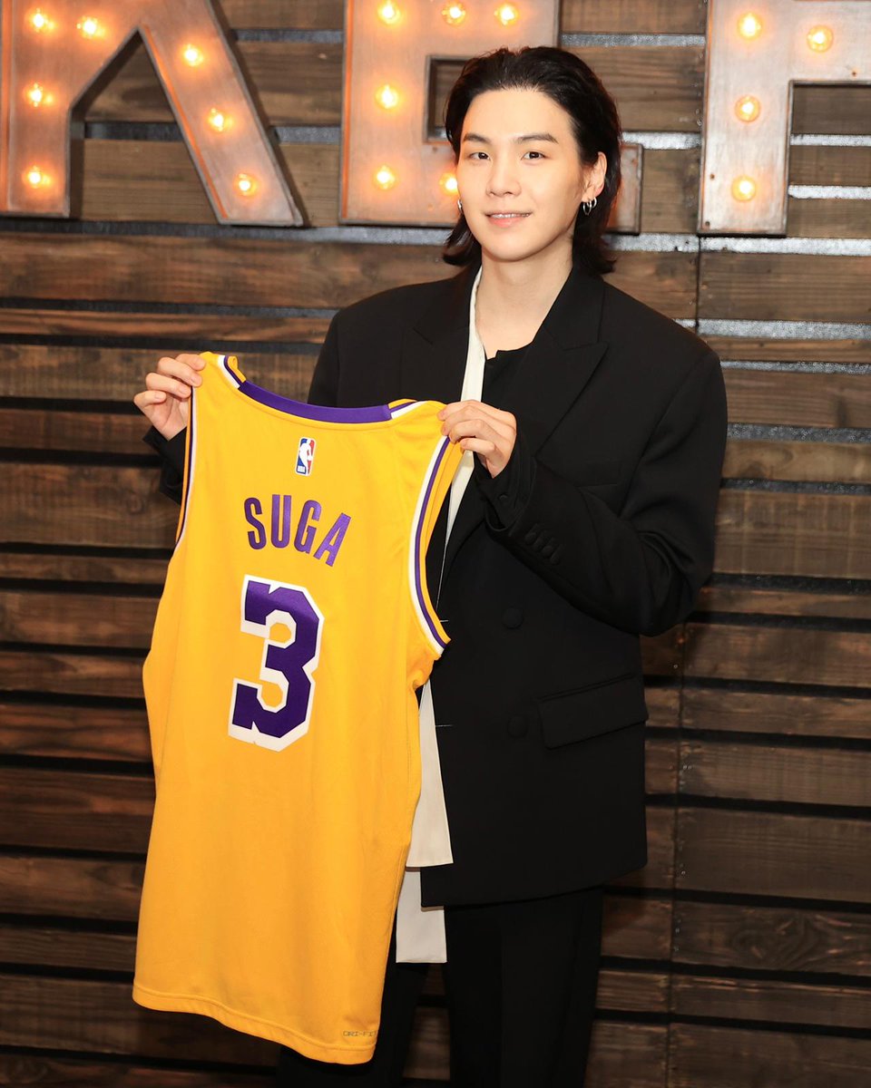 NBA_AU's tweet photo. 👋 Courtside SUGA! 

#NBACelebRow | @bts_bighit https://t.co/wrLKqyhwCF