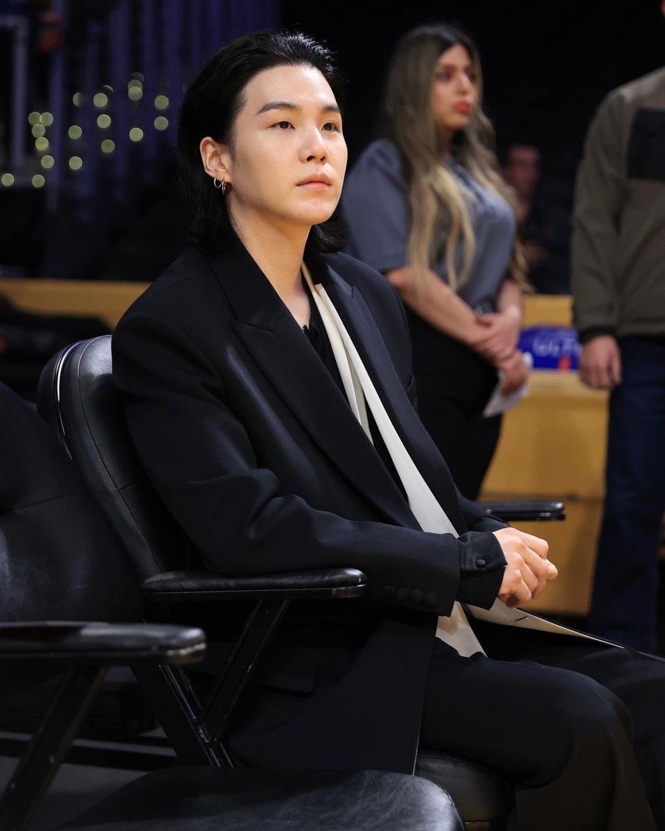 NBA_AU's tweet photo. 👋 Courtside SUGA! 

#NBACelebRow | @bts_bighit https://t.co/wrLKqyhwCF