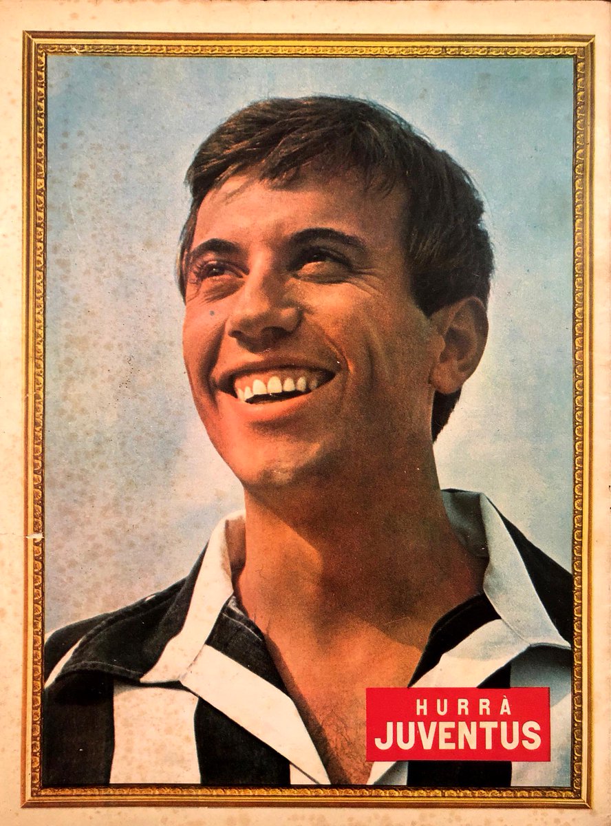 JUVEN_TV's tweet photo. La quarta di copertina ritrae Gino #Stacchini. Attaccante romagnolo dal carattere estroso, completa il trio #Boniperti #Charles #Sivori negli anni d’oro dei 3 scudetti, ma rimane in bianconero per 12 stagioni vincendo anche lo #scudetto “operaio” del 1967, oltre a 3 #CoppaItalia https://t.co/1r7tAZFbEc