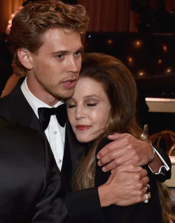 Julielouisesha1's tweet photo. Lisa looks so content and at peace in this photo #LisaMariePresley #AustinButler https://t.co/roTonV0WUc