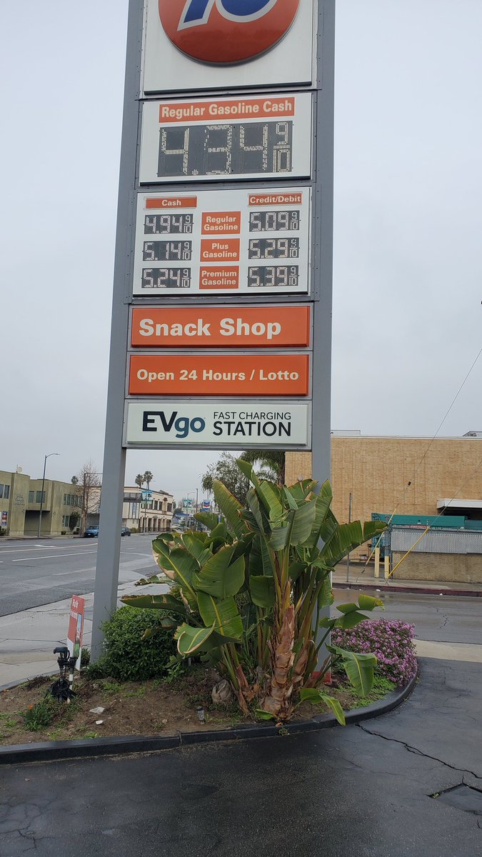 ArthurLFuller's tweet image. #EVGO 9 charges at this gas station just off the 101 freeway in the valley. #Advertising #evcharging at a #GasStation now that&apos;s #disruptiveinnovation