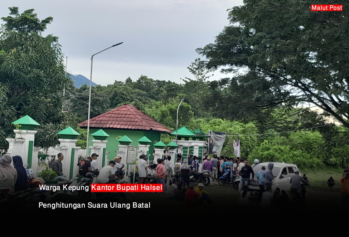MalutPost's tweet photo. Penghitungan suara ulang pilkades empat desa yang dijadwalkan Kamis (12/1), batal dilaksanakan. Pasalnya, pendukung masing-masing cakades memenuhi kantor bupati. Empat desa tersebut adalah Desa Karamat, Fluk, Tawa Kecamatan Bacan Timur dan Desa Kiaro. https://t.co/IeDcWFf2Tk