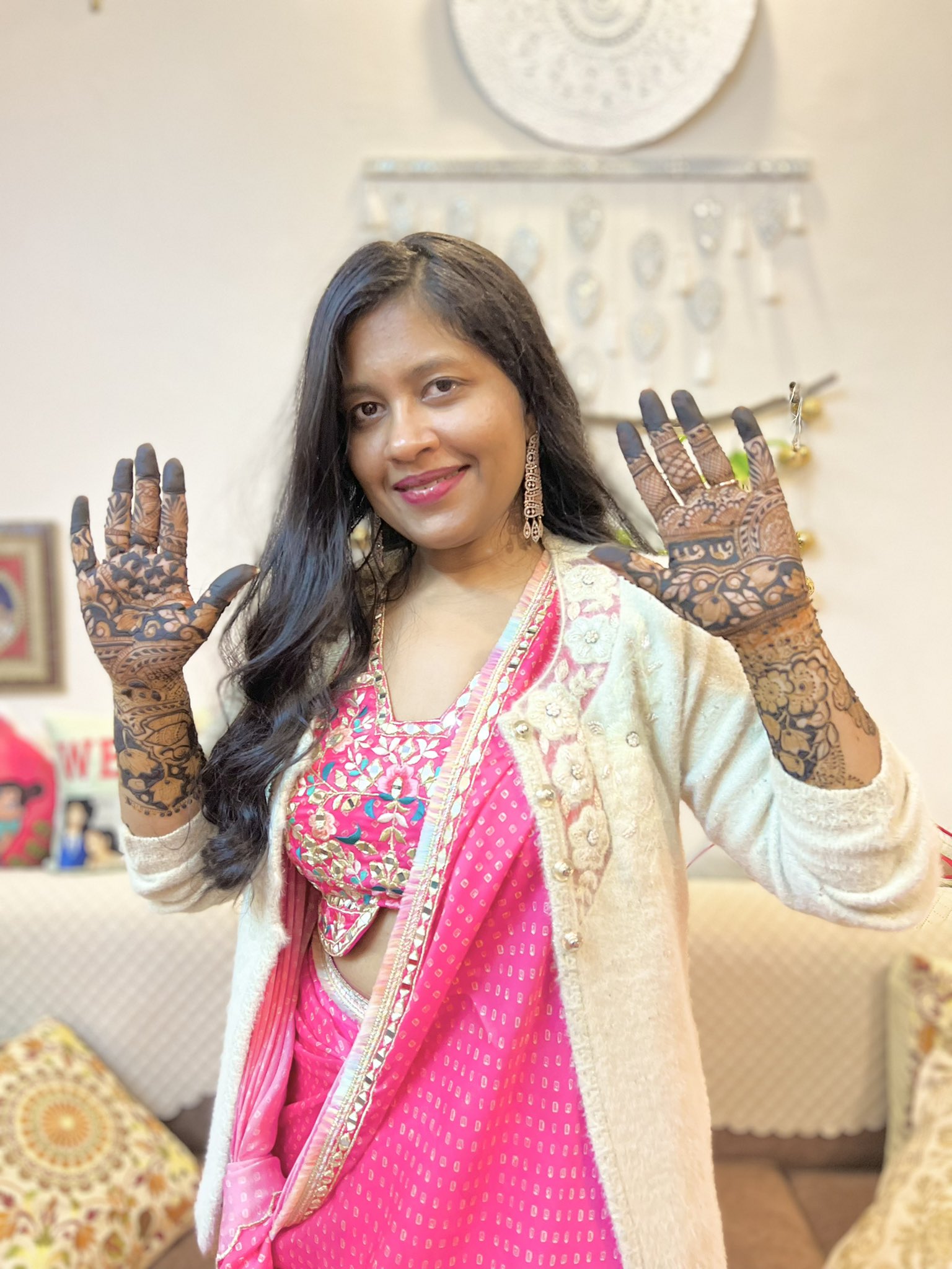 Best 5 Bridal Mehndi Poses for Brides and Photographers❤️ Follow  @indianwedculture @shaadiculture for Wedding Inspirations✨ #mehndiposes… |  Instagram