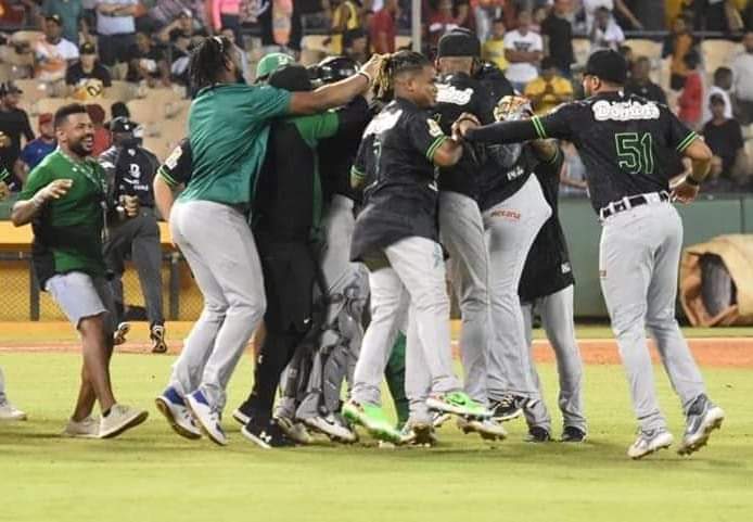 rodrigoroblesb's tweet photo. El zurdo culichi Oliver Pérez y su equipo, las @EOBASEBALLCLUB accedieron a la final de la Liga Dominicana (#LIDOM) luego de derrotar a las Águilas Cibaeñas.
Enfrentarán a los @TigresdelLicey, que a su vez derrotaron por blanqueada a los Gigantes del Cibao.
#OliverPerez https://t.co/6kX2OsIiiO