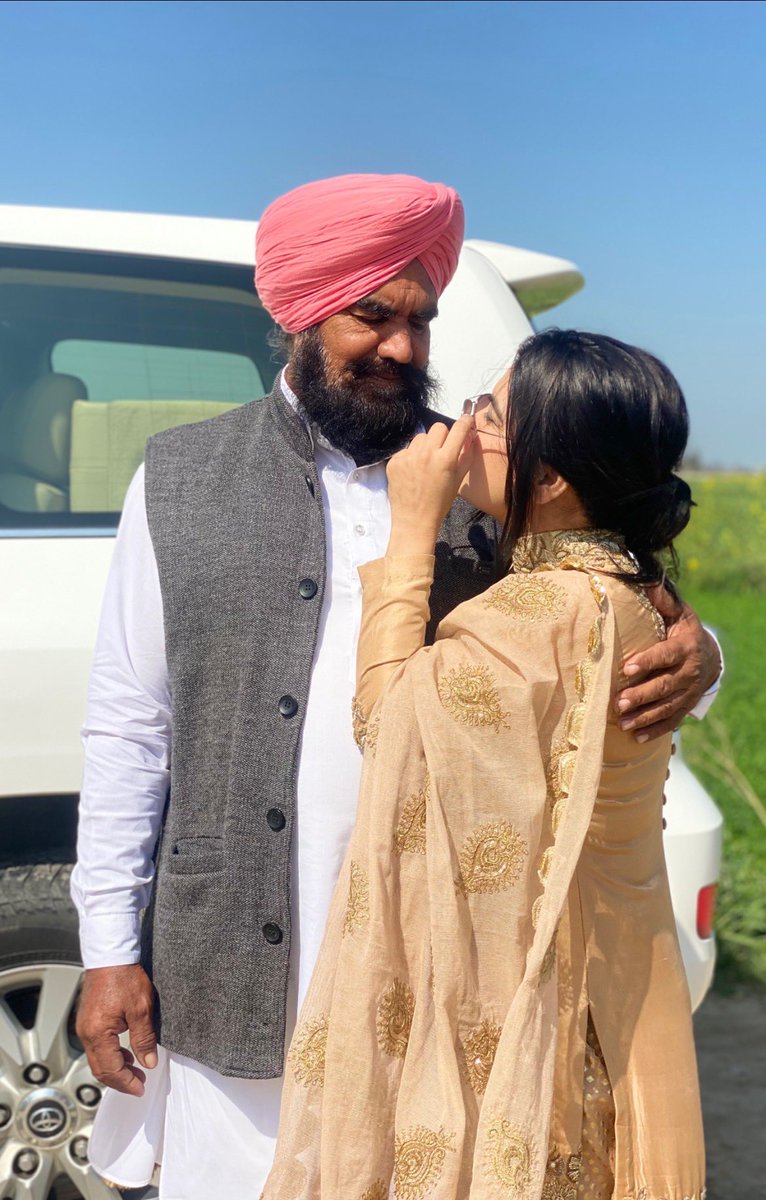 KaurBmusic's tweet photo. HAPPY BIRTHDAY DADDY JI🙏❤️
Bada Sath Dita Ik-Ik Din Mere Bapu ne Mainu Ethe Tak le k Aaun lyi, Bade Kharche Kite Maade Dina Vich V mere Lyi, Hath Fadh k Naal-Naal Chale Mere Aukhe-Saukhe Raha te Thnx4 Everything #DaddyJi Waheguru Ji Lambhiya Umara Kareo Meri Jaan Diya😘❤️🙏🤗🎂 https://t.co/Qd4ER1b6WH