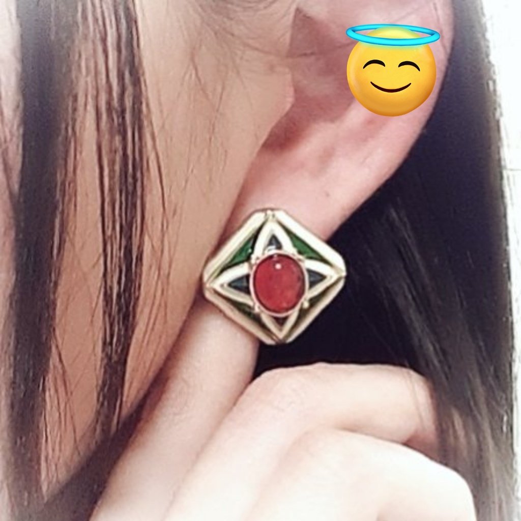 「今日は久しぶりに派手ピアス 」|🐝り子⚙のイラスト