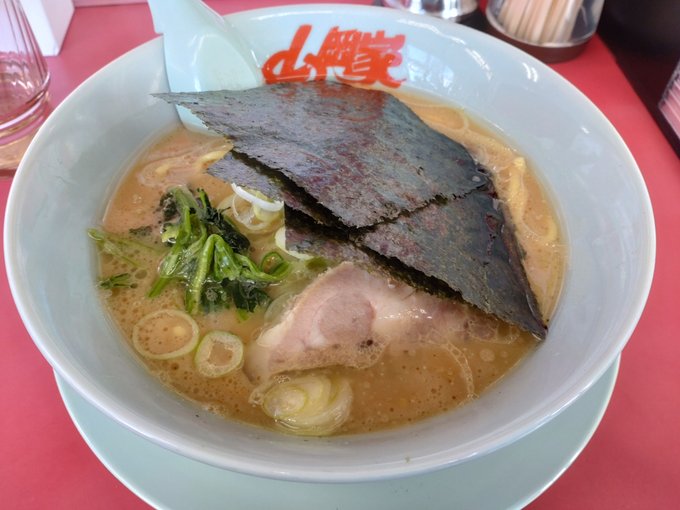 やっと食べられました。パッと見たイメージは家系?という印象でしたが家系は豚と鳥で出汁を取るのに対してこっちは豚だけで出汁を取ってるそうなのでパンチというか豚のクセが強い家系な感じがしました。塩とか辛味噌も食べてみたいけど近所には無いんですよね。 