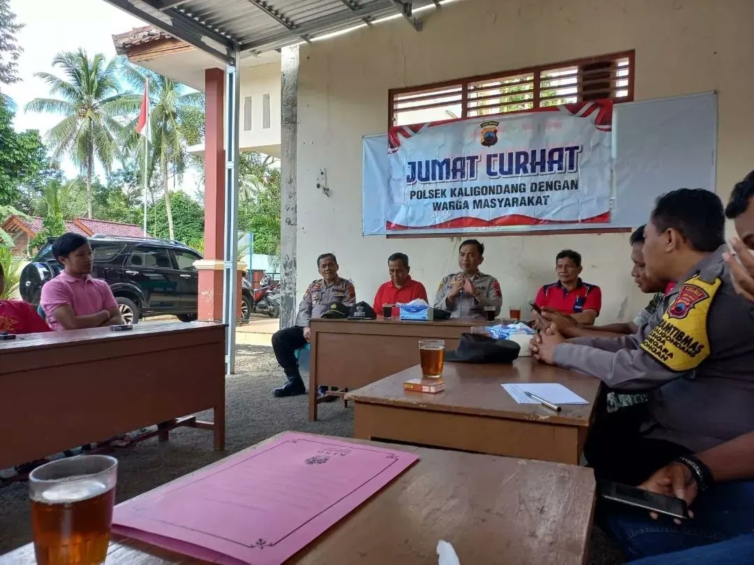 Res_Purbalingga's tweet photo. Repost
Jumat Curhat Polsek Kaligondang Bersama Kepala Desa Slinga Dan, Warga Masyarakat dihadiri Wakapolres Purbalingga Kompol Pujiono, Kapolsek AKP Sugeng Tugino dan Camat Kaligondang  Endi Astono

#polrespurbalingga
#humaspolrespurbalingga
#polisi_indonesia
#polisiindonesia https://t.co/lcfEqsTjYc