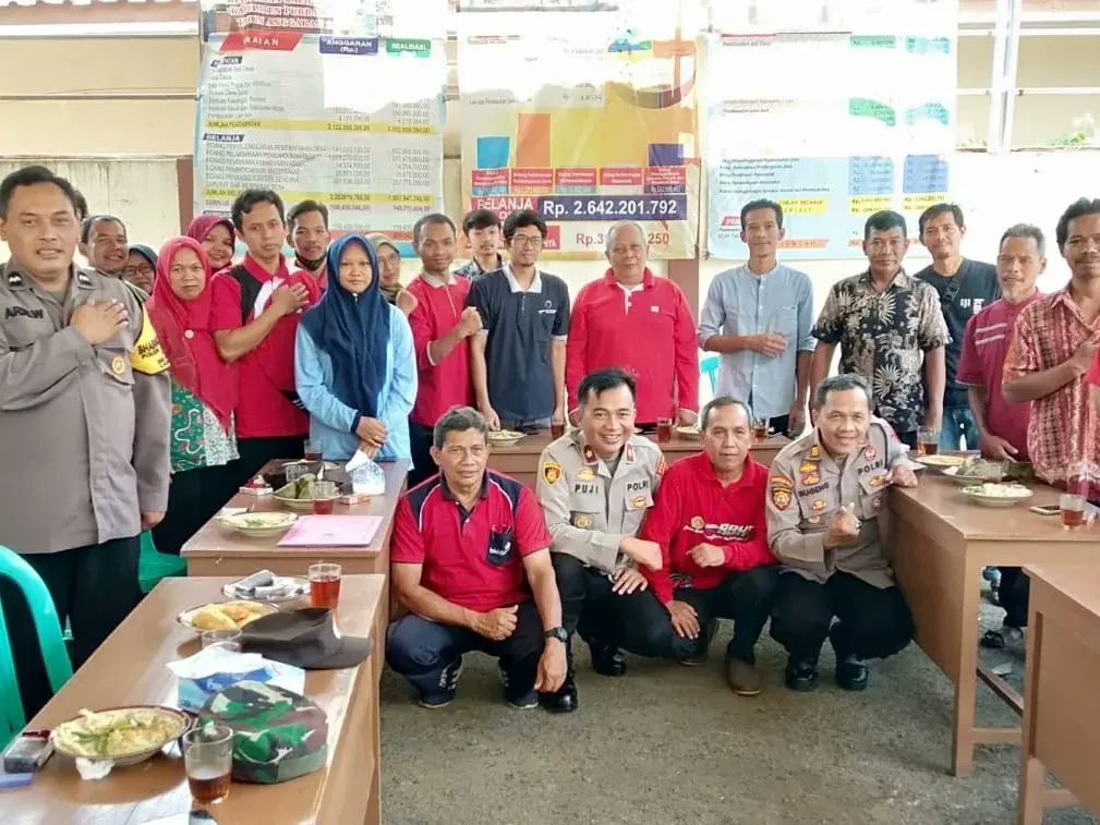 Res_Purbalingga's tweet photo. Repost
Jumat Curhat Polsek Kaligondang Bersama Kepala Desa Slinga Dan, Warga Masyarakat dihadiri Wakapolres Purbalingga Kompol Pujiono, Kapolsek AKP Sugeng Tugino dan Camat Kaligondang  Endi Astono

#polrespurbalingga
#humaspolrespurbalingga
#polisi_indonesia
#polisiindonesia https://t.co/lcfEqsTjYc