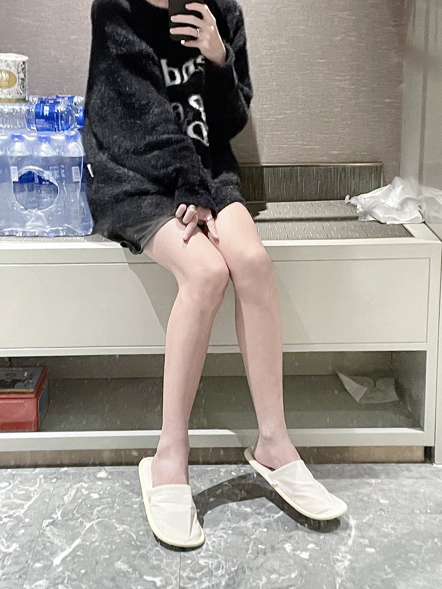 yimoooo_'s tweet photo. 白的像假肢…… https://t.co/NaYOmJs8Yi