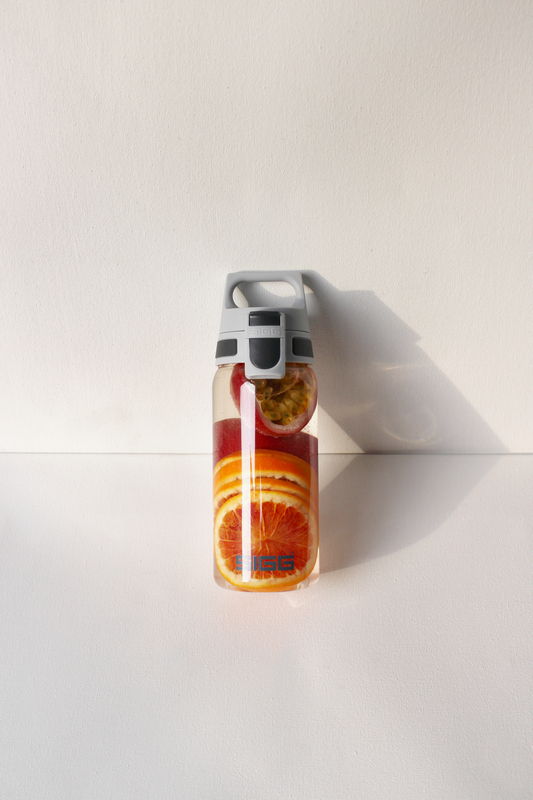 SIGGofficial's tweet photo. Not a fan of drinking water? Add some slices of citrus fruits for the extra refreshment - just like we do it with our Total Clear bottle! π
#training #trainingplan #workoutplan #workout #totalclear #zerowaste #sustainability #sigg #siggswitzerland #siggbottles #workoutbottles https://t.co/COmnWAiuMd