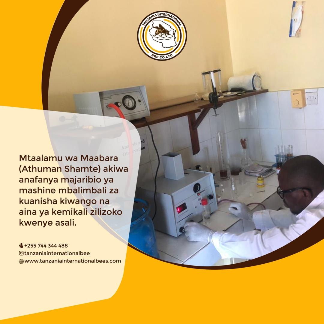TanzaniaBee's tweet photo. Mtaalam wa maabara @athumani shamte, akiwa anafanya majaribio ya mashine mbalimbali za kuainisha viwango na aina ya kemikali zilizopo Kwenye asali.
@bevac_tz 
@beekeeping_foundation 
@dar24media 
@funguo_tz
@wizarayamaliasilinautalii https://t.co/xesrnRSZrP