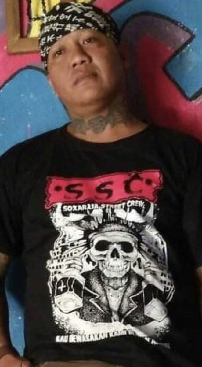 Tahun 2000an banyak modelan kek gini. Kang parkir, preman pasar dan terminal. Modal tatto dan emblem Rancid. Udah merasa pling Punk! Mabok, masuk gigs tanpa bayar dan bikin rusuh. 20 tahun setelahnya, spesies tersebut blm punah.